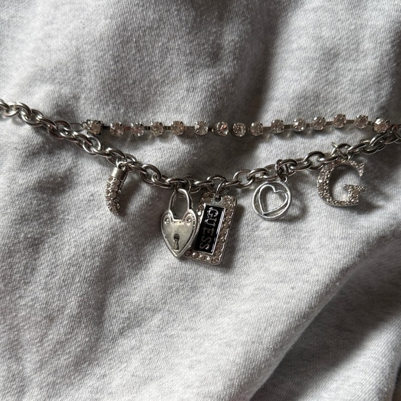 ⭐️GUESS Silver Charm neckless/choker  with Heart and Logo - Picture 2 of 2